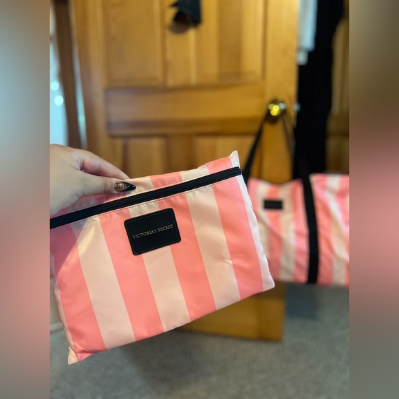 NEW‼️ VICTORIA'S Secret Lightweight & Pakable Weekend Tote Bag striped 2pc - Picture 9 of 16